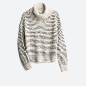 Cream Turtleneck Pullover Sweater - M